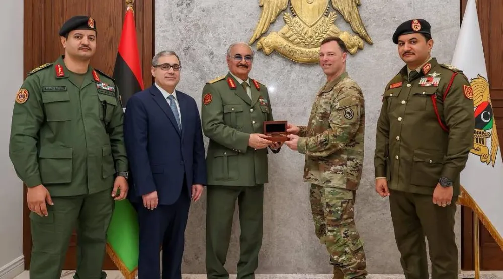 المشير خليفة حفتر في لقاء مع قائد «أفريكوم» الفريق داغفين أندرسون في ديسمبر الماضي (إعلام القيادة العامة)