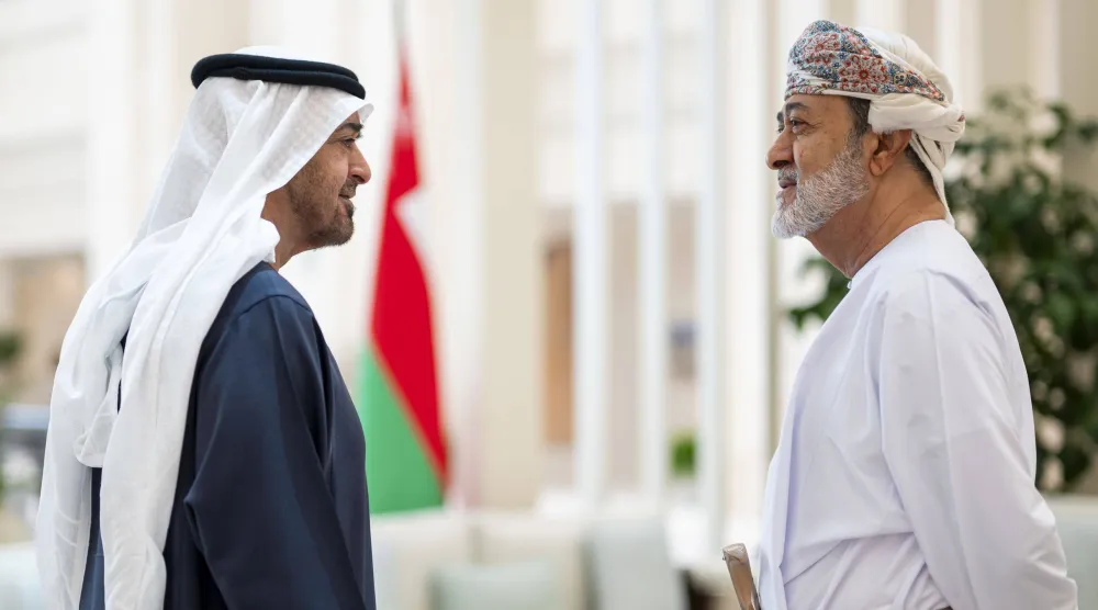 سلطان عمان هيثم بن طارق والشيخ محمد بن زايد رئيس الإمارات خلال اللقاء اليوم في أبوظبي (وام)