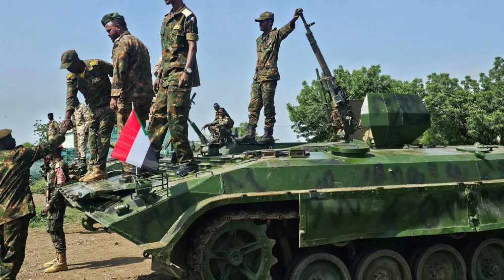 جانب من عرض عسكري يوم 17 أغسطس 2026 في مدينة القضارف بشرق السودان خلال الاحتفالات بالذكرى الـ72 لتأسيس الجيش (أ.ف.ب)