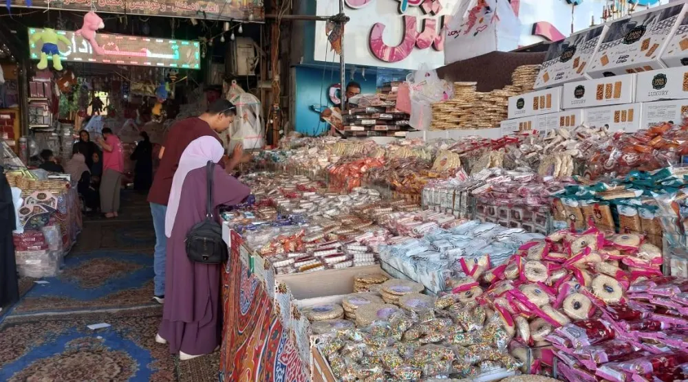 شراء «حلوى المولد» عادة اجتماعية سنوية تحرص عليها الأسر المصرية (الشرق الأوسط)