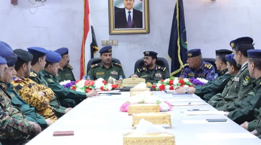 القيادات الأمنية في وزارة الداخلية اليمنية خلال اجتماعهم (الشرق الأوسط)