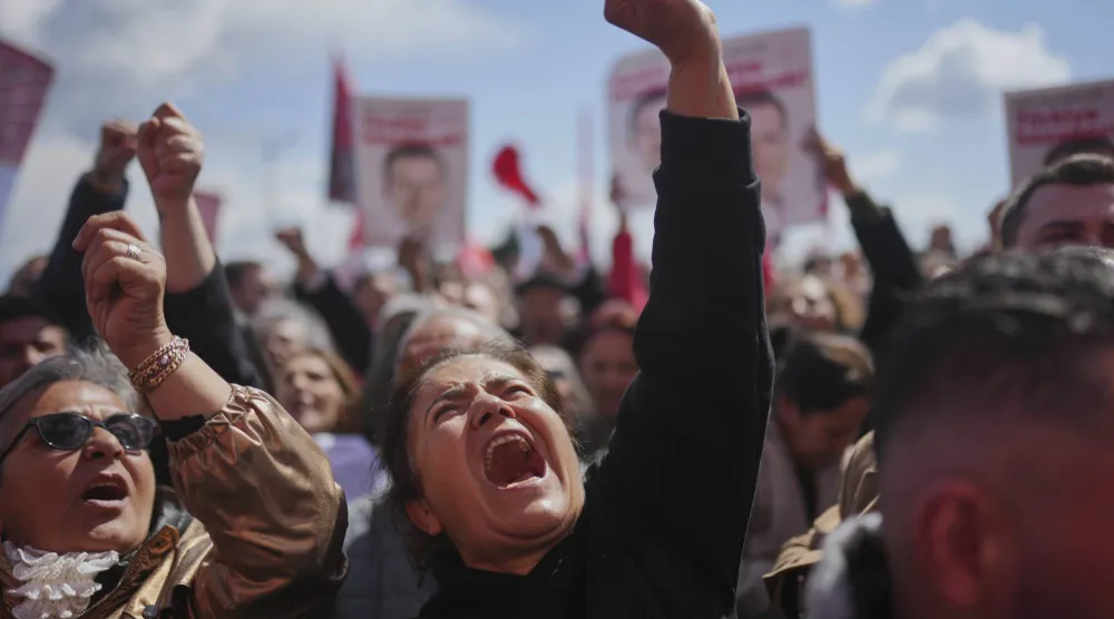 احتجاجات لأنصار رئيس بلدية إسطنبول المعارض المحتجز أكرم إمام أوغلو أمام سجن سيليفري حيث تجرى محاكمته وآخرين بتهمة الفساد (أ.ب)
