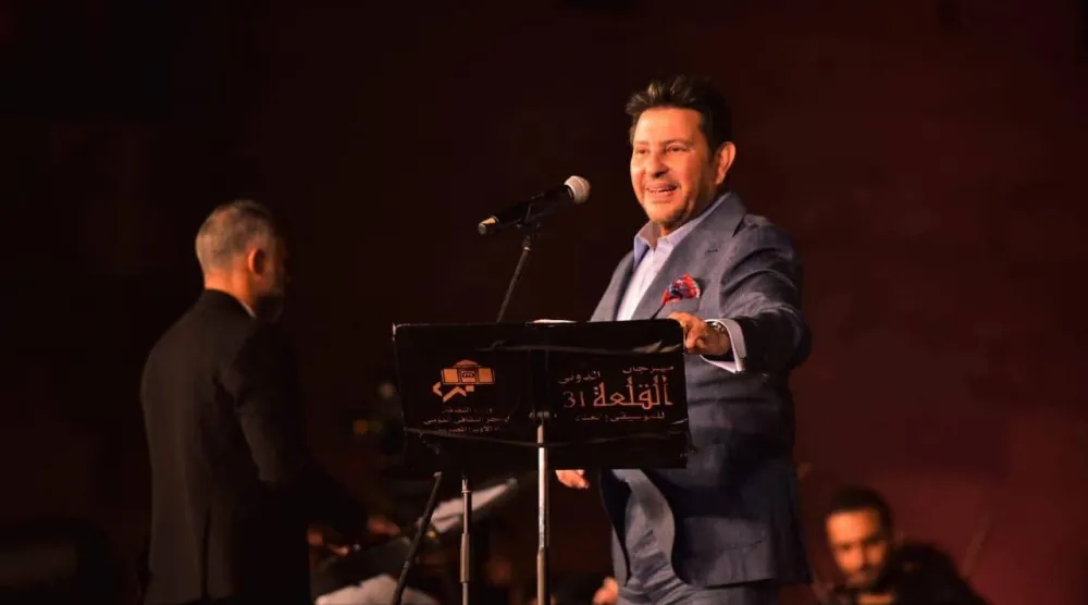 هاني شاكر خلال غنائه بإحدى الدورات السابقة لمهرجان القلعة الغنائي (حسابه على فيسبوك)