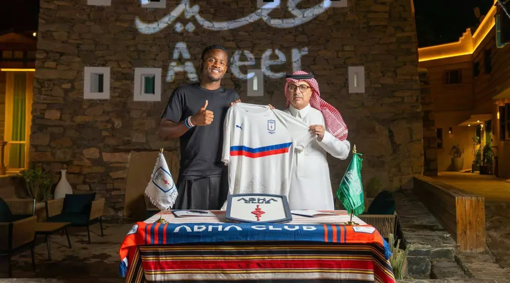 الدولي البلجيكي ميتشي باتشواي وقّع رسمياً لأبها (النادي)