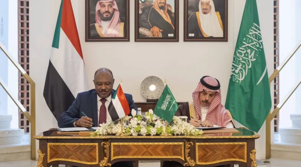 الأمير فيصل بن فرحان وزير الخارجية السعودي ونظيره السوداني محيي الدين سالم أحمد إبراهيم خلال توقيع الوثيقة (واس)