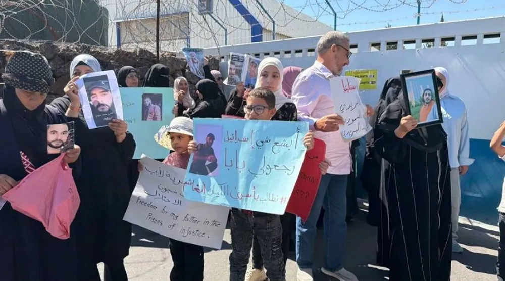 وقفة لأهالي المعتقلين في سجون إسرائيل أمام مقر «الأندوف» في القنيطرة  تطالبها بالتدخل للإفراج عن أبنائهم (تجمع أحرار حوران)