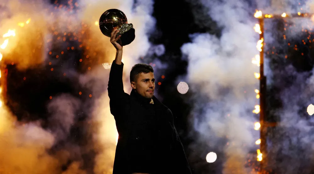 رودري قائد المنتخب الإسباني الفائز بكأس العالم (رويترز)