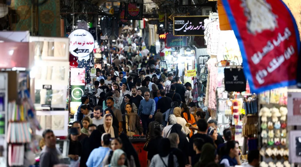 إيرانيون يتجولون في السوق الكبيرة بطهران أمس (رويترز)
