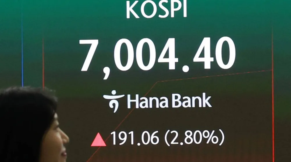 شاشة تظهر ارتفاع مؤشر أسعار الأسهم الكوري المركب بنسبة 2.8 في المائة عن الجلسة السابقة (إ.ب.أ)