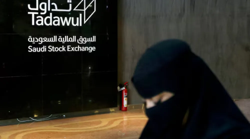 امرأة سعودية تسير في مقر سوق الأسهم السعودية في الرياض (رويترز)