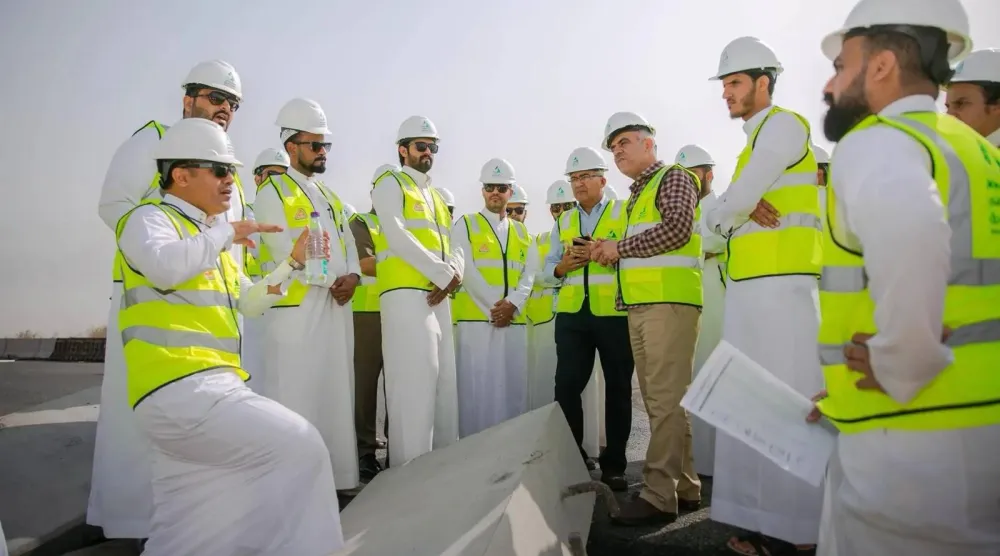 مهندسون سعوديون يطَّلعون على أحد المشاريع في السعودية (واس)