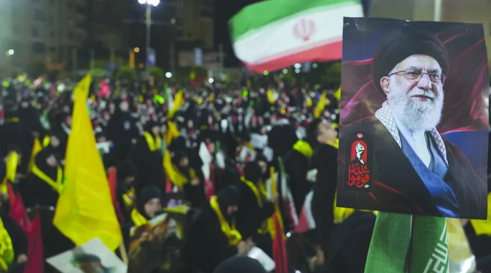 مناصرون لـ«حزب الله» يرفعون علمي «الحزب» وإيران في الضاحية الجنوبية لبيروت خلال مراسم تزامناً مع تشييع المرشد الإيراني الراحل علي خامنئي الشهر الماضي (إ.ب.أ)
