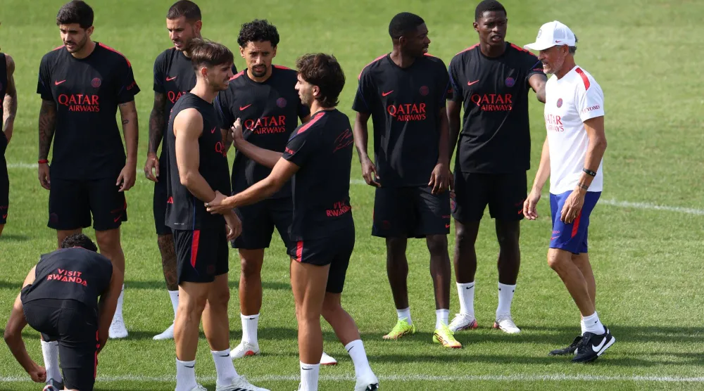 جانب من تدريبات لاعبي باريس سان جيرمان (رويترز)