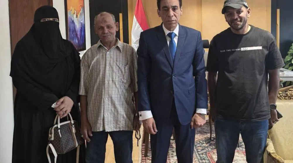 مساعد وزير الخارجية المصرية حداد الجوهري خلال استقباله الثلاثاء أهالي البحّارَين اللذين احتُجزا في إيران (صفحة الخارجية على فيسبوك)