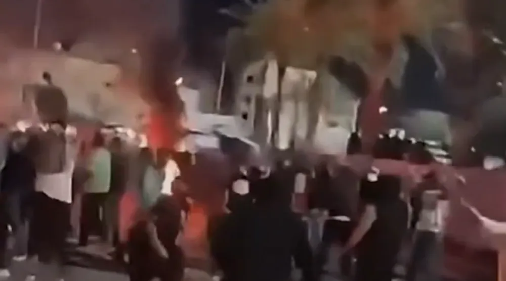 احتجاجات ليلية فى العاصمة طرابلس أمس الاثنين (من مقاطع نشرتها وسائل إعلام محلية)