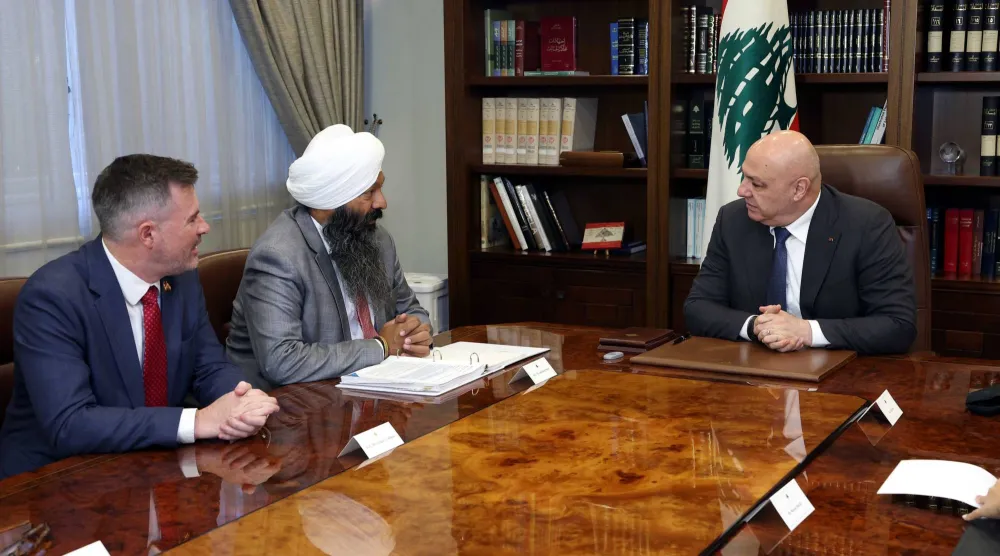 الرئيس عون مستقبلاً وزير الدولة الكندية للتنمية الدولية رانديب ساراي في حضور السفير الكندي لدى لبنان غريغوري غاليغان (الرئاسة اللبنانية)