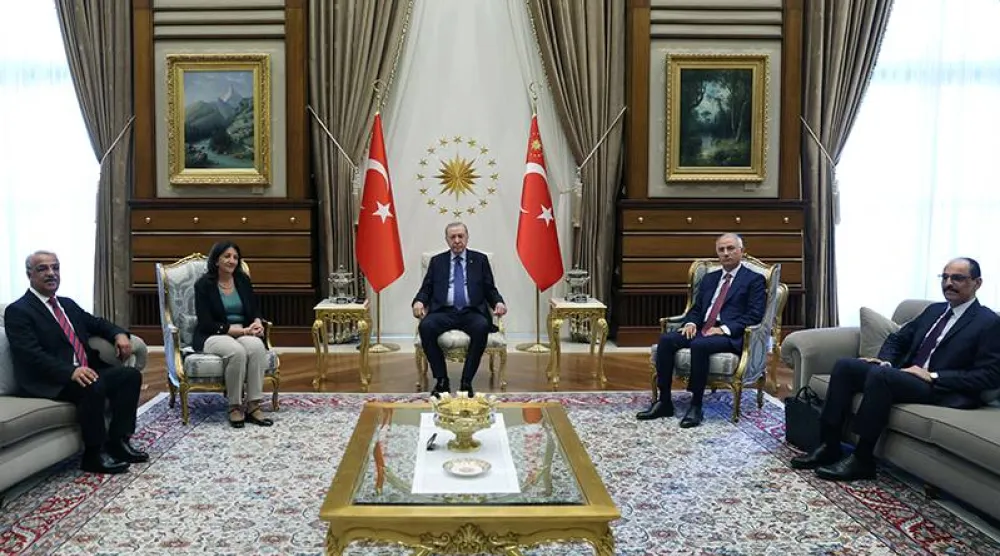 الرئيس التركي رجب طيب إردوغان خلال اجتماع مع عضوي «وفد إيمرالي» النائبين في حزب «الديمقراطية والمساواة للشعوب» بروين بولدان ومدحت سانجار بحضور نائب رئيس حزب «العدالة والتنمية» إفكان آلا ورئيس المخابرات إبراهيم كالين لبحث الخطوات المقبلة بعد إقرار القانون الإطاري للسلام (الرئاسة التركية)