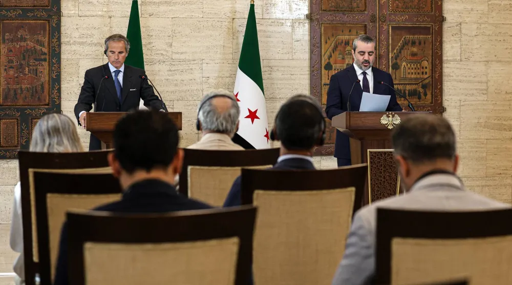 وزير الخارجية السوري أسعد الشيباني (يمين) يتحدَّث خلال مؤتمر صحافي مشترك مع رافائيل غروسي (يسار) المدير العام للوكالة الدولية للطاقة الذرية في قصر تشرين الرئاسي السابق في دمشق... 18 أغسطس 2026 (إ.ب.أ)