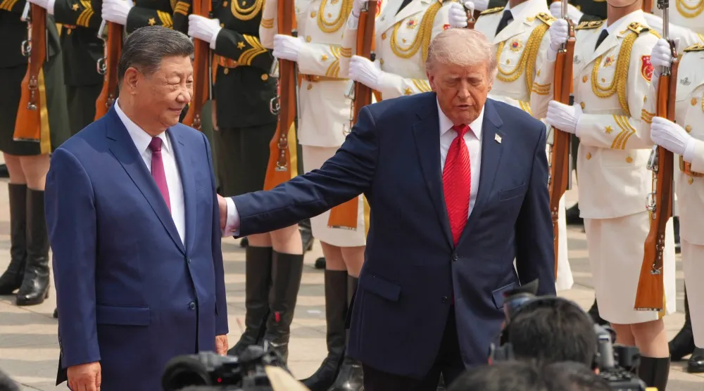 الرئيس الأميركي دونالد ترمب مع الرئيس الصيني شي جينبينغ خارج «قاعة الشعب الكبرى» يوم 14 مايو 2026 (أ.ب)