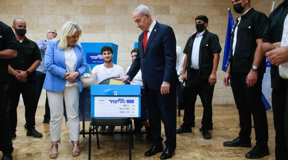 نتنياهو وزوجته سارة يدليان بصوتيهما في انتخابات الليكود الاثنين (أ.ف.ب)