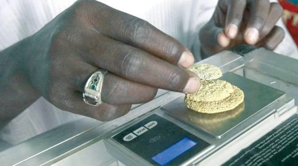غالبية إنتاج الذهب السوداني تأتي من خلال التعدين التقليدي (رويترز)