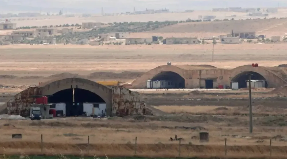 İsrail'in dün düzenlediği saldırıların ardından Ebu el-Zuhur askeri üssünün görünümü (Reuters)