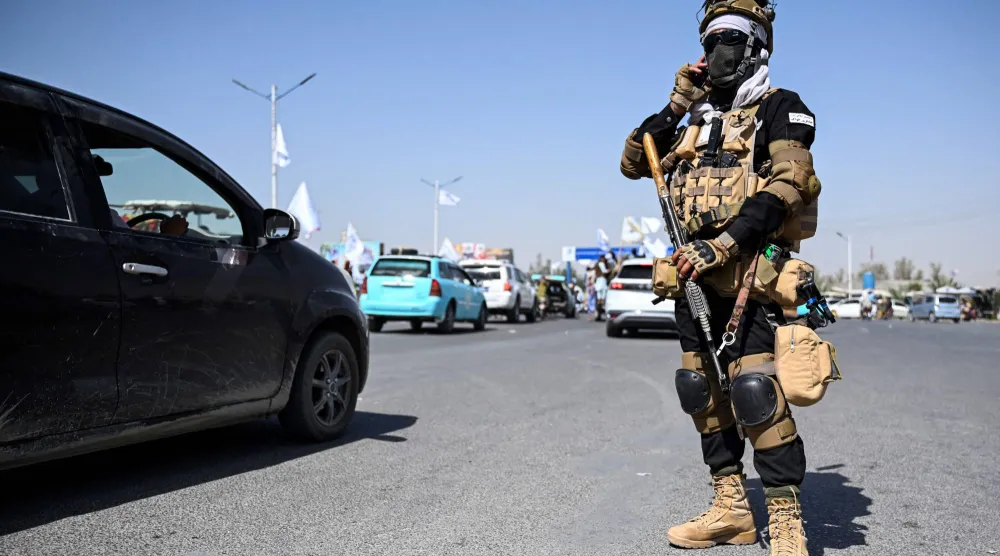 أحد أفراد أمن «طالبان» يقف على طريق خلال احتفالات الذكرى السنوية الخامسة لعودتهم إلى السلطة في قندهار 15 أغسطس 2026 (أ.ف.ب)