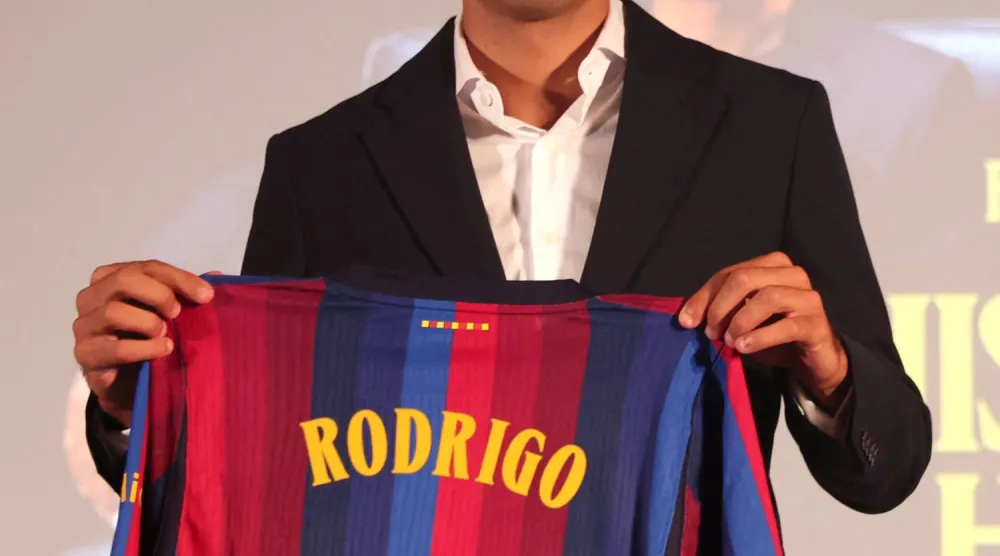 رودري لاعب برشلونة الجديد يحمل قميصه خلال حفل تقديمه (رويترز)