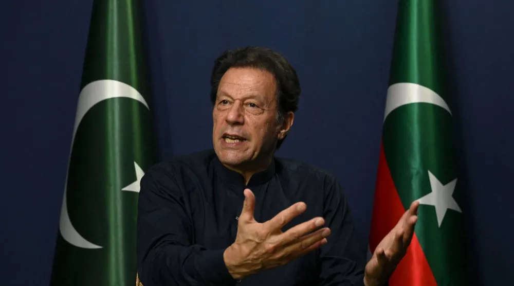عمران خان كما ظهر بمقر إقامته في لاهور عام 2023 (أ.ف.ب)