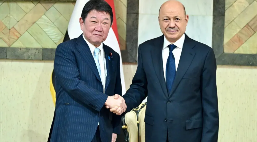 Yemen Başkanlık Konseyi Başkanı Reşad el-Alimi, Japonya Dışişleri Bakanı Toshimitsu Motegi ile bir araya geldi. (Reuters)