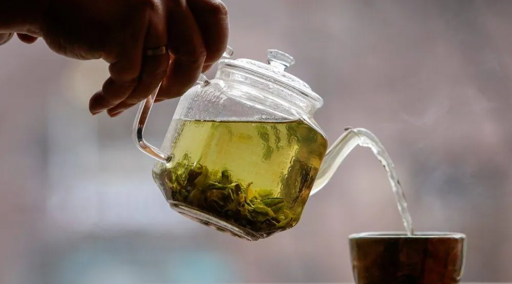 الشاي الأخضر يبرز بوصفه خياراً شائعاً لتعزيز حرق الدهون (رويترز)