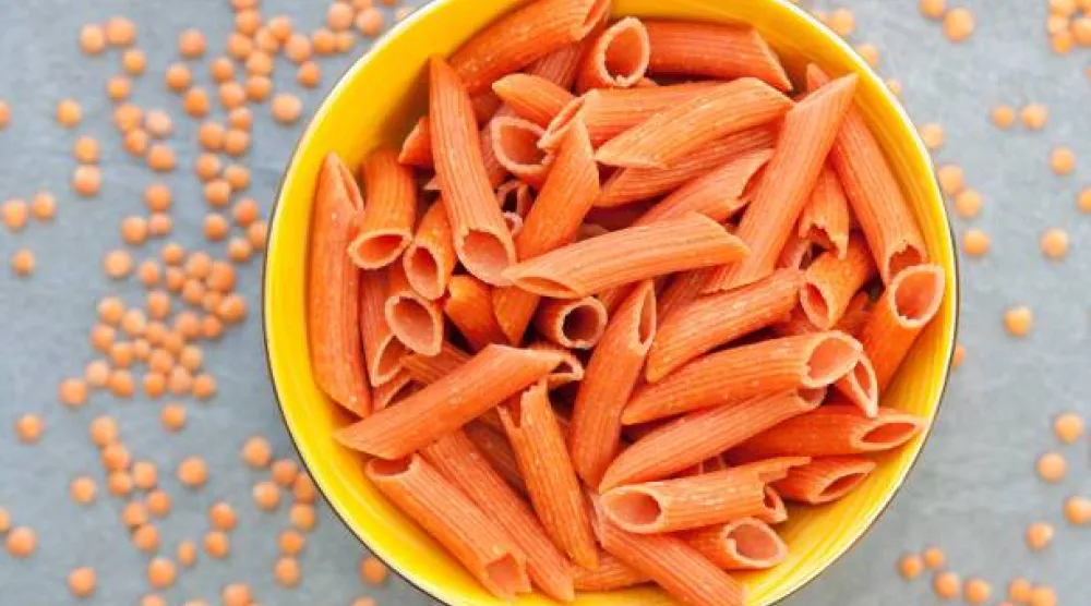 تعد معكرونة العدس خياراً آخر غنياً بالبروتين والألياف (بيكسلز)