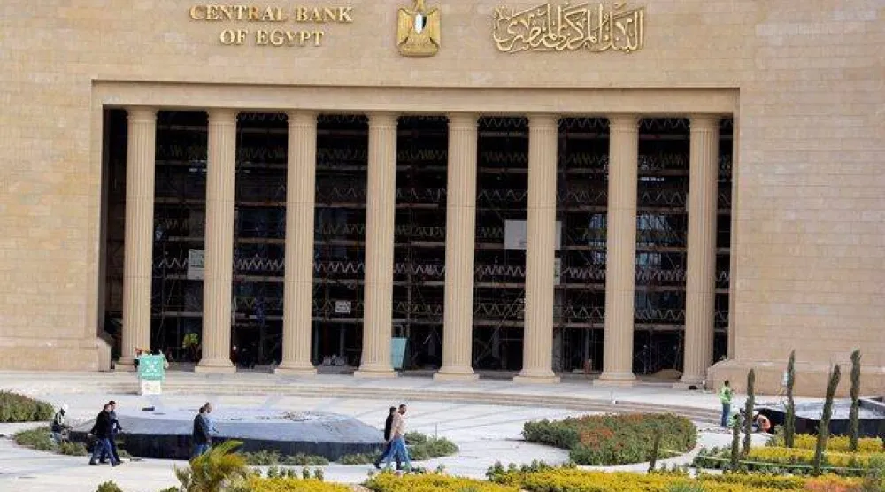 جدد الرئيس السيسي تكليف حسن عبد الله برئاسة المركزي (رويترز)