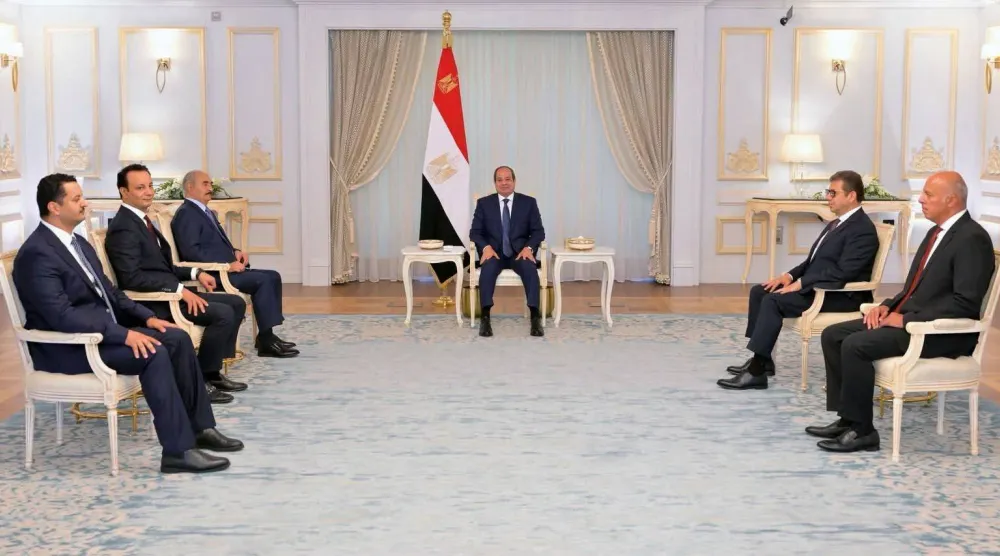 السيسي خلال استقباله حفتر في العلمين بمصر أمس الأربعاء (الرئاسة المصرية)