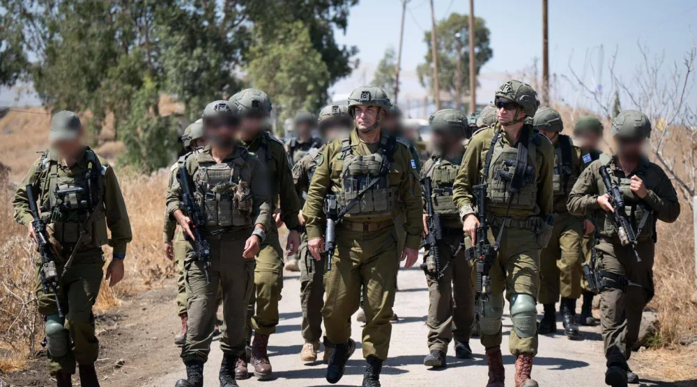 رئيس أركان الجيش الإسرائيلي إيال زامير خلال جولة برفقة عدد من القادة والجنود في جنوب سوريا (الجيش الإسرائيلي)