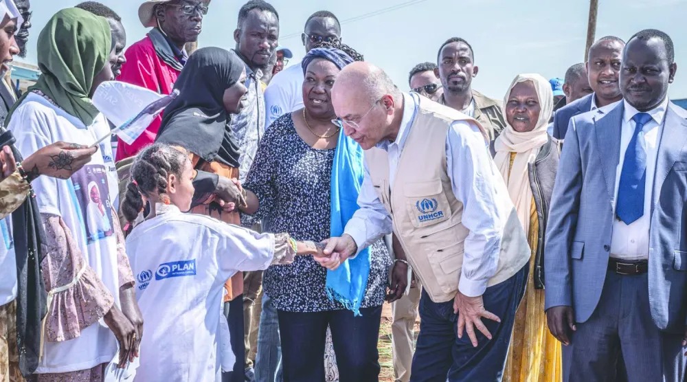 برهم صالح ممثل الأمم المتحدة يرحب باللاجئين السودانيين في مخيم أورا للاجئين بإثيوبيا يوم 20 يونيو (أ.ف.ب)