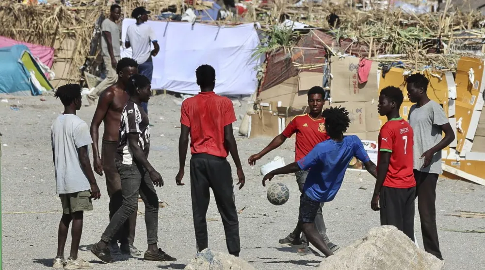 مهاجرون يلعبون بالكرة على شاطئ ترمبولين في سبتة - إسبانيا يوم 18 أغسطس 2026 (إ.ب.أ)