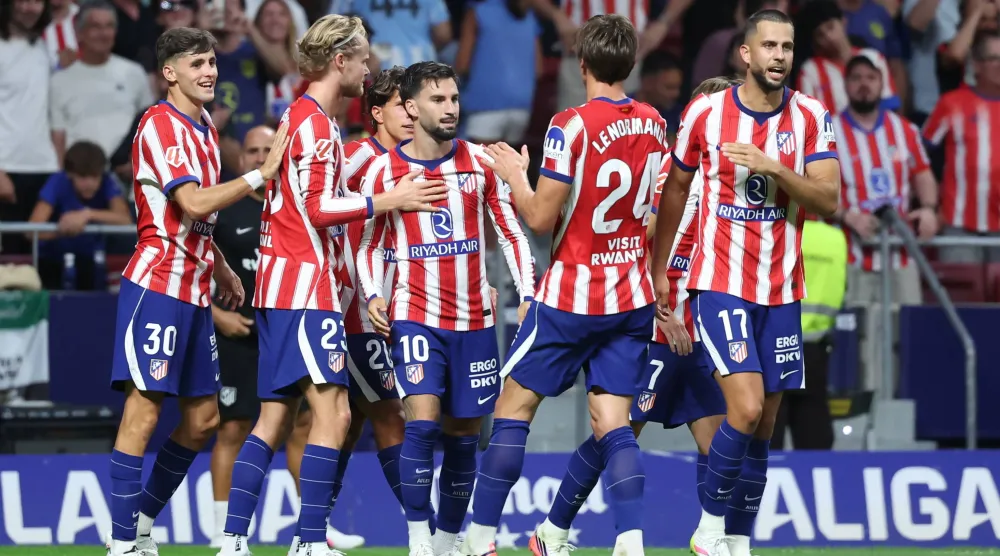 فرحة أتلتيكو مدريد بتسجيل الهدف الثاني في مرمى ملقا (إ.ب.أ)