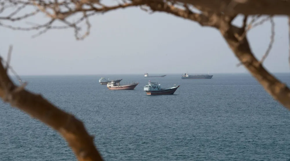سفن بالقرب من مضيق هرمز كما تُرى من مسندم بعُمان (رويترز)