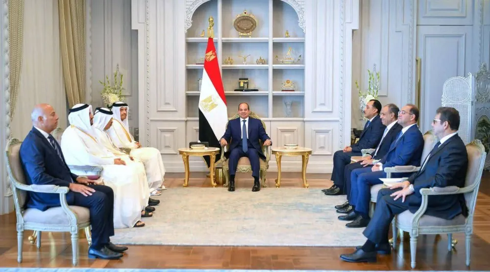 الرئيس المصري عبد الفتاح السيسي خلال استقباله رئيس الوزراء القطري الشيخ محمد بن عبد الرحمن بن جاسم (الرئاسة المصرية)
