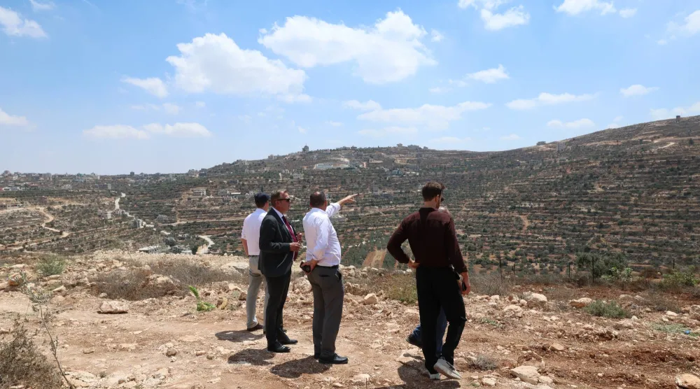 السفير الهولندي لدى فلسطين ميشال رينتينار خلال زيارة بلدة قصرة جنوب نابلس بالضفة الغربية الثلاثاء الماضي (إ.ب.أ)