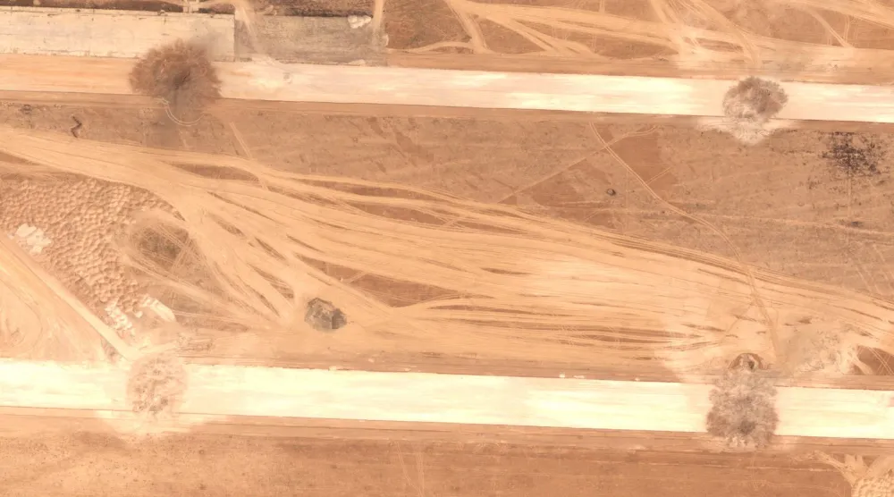 مدارج قاعدة أبو الظهور الجوية قرب حلب السورية تظهر بعد هجوم إسرائيلي (رويترز)