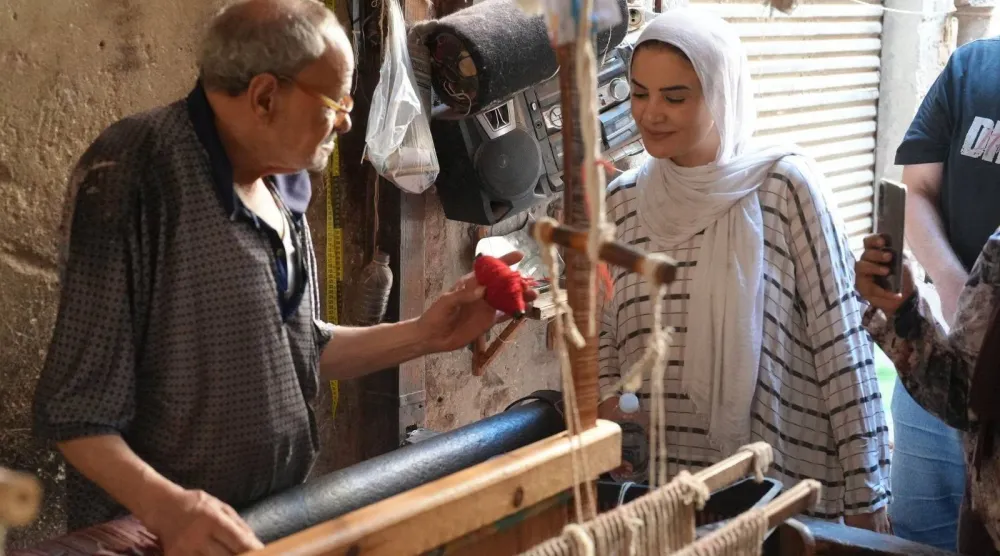 جانب من العمل الميداني الذي يجمع بين توثيق الحرفة ورصد واقع ممارسيها (الشرق الأوسط)