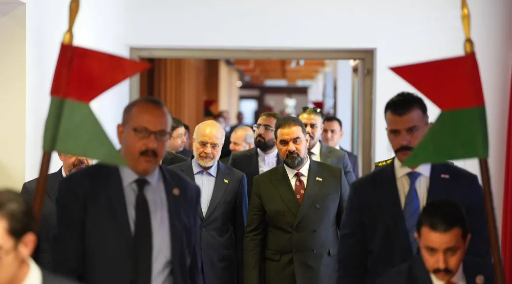 رئيس البرلمان العراقي هيبت الحلبوسي مع رئيس البرلمان الإيراني محمد باقر قاليباف عند مدخل المجلس (موقع المجلس)