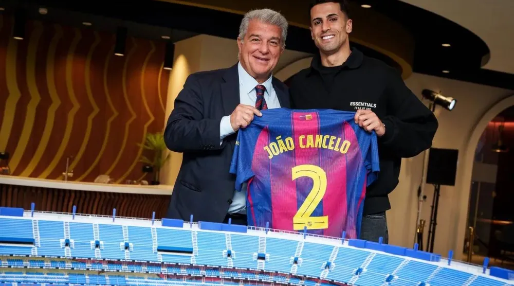 كانسيلو مع لابورتا خلال إعارته لبرشلونة في الموسم الماضي (نادي برشلونة)