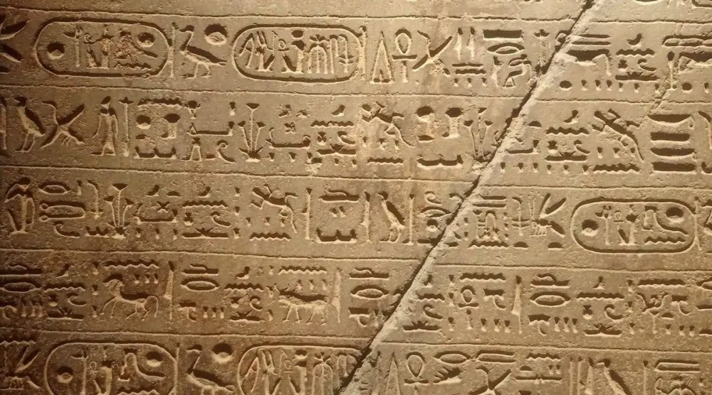 لوحة رمسيس الثاني النادرة بعد إعادة عرضها بالمتحف المصري (وزارة السياحة والآثار)