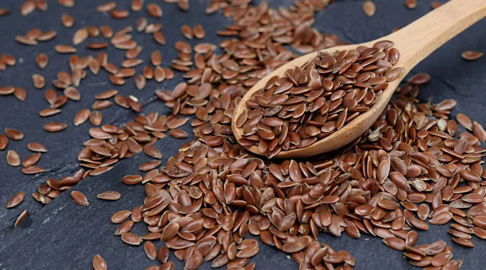 بذور الكتان تتميَّز بغناها بالألياف ما يساعد على إبطاء الهضم (بيكسلز)