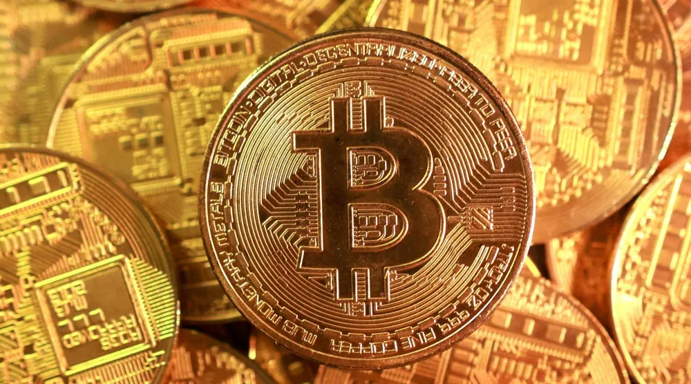 تمثيل لعملة البتكوين الرقمية (رويترز)