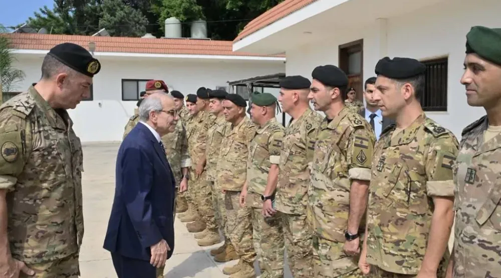 رئيس الحكومة اللبناني نواف سلام خلال زيارته الجيش اللبناني في جنوب البلاد اليوم (الوكالة الوطنية للإعلام)