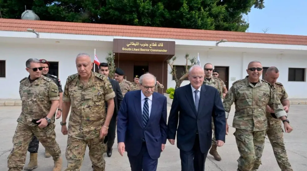 رئيس الحكومة اللبناني نواف سلام خلال زيارته الجيش اللبناني في جنوب البلاد.. 21 أغسطس 2026 (الوكالة الوطنية للإعلام)